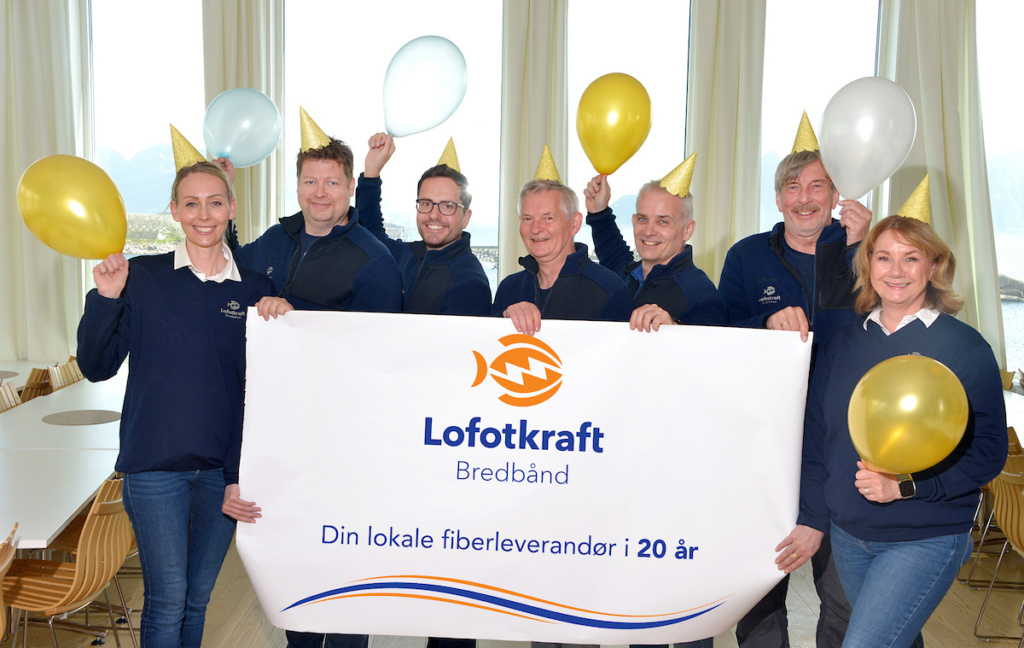 Alle ansatte i Lofotkraft Bredbånd feirer med balonger