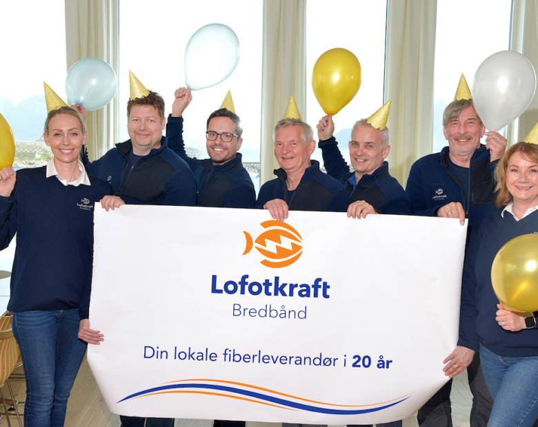 Alle ansatte i Lofotkraft Bredbånd feirer med balonger