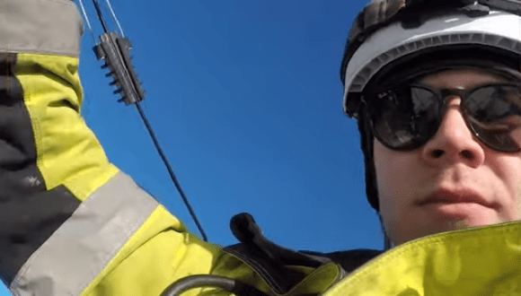 Altibox-montør Kjell Hugo Aspenæs bytter kabel til fiberbredbånd