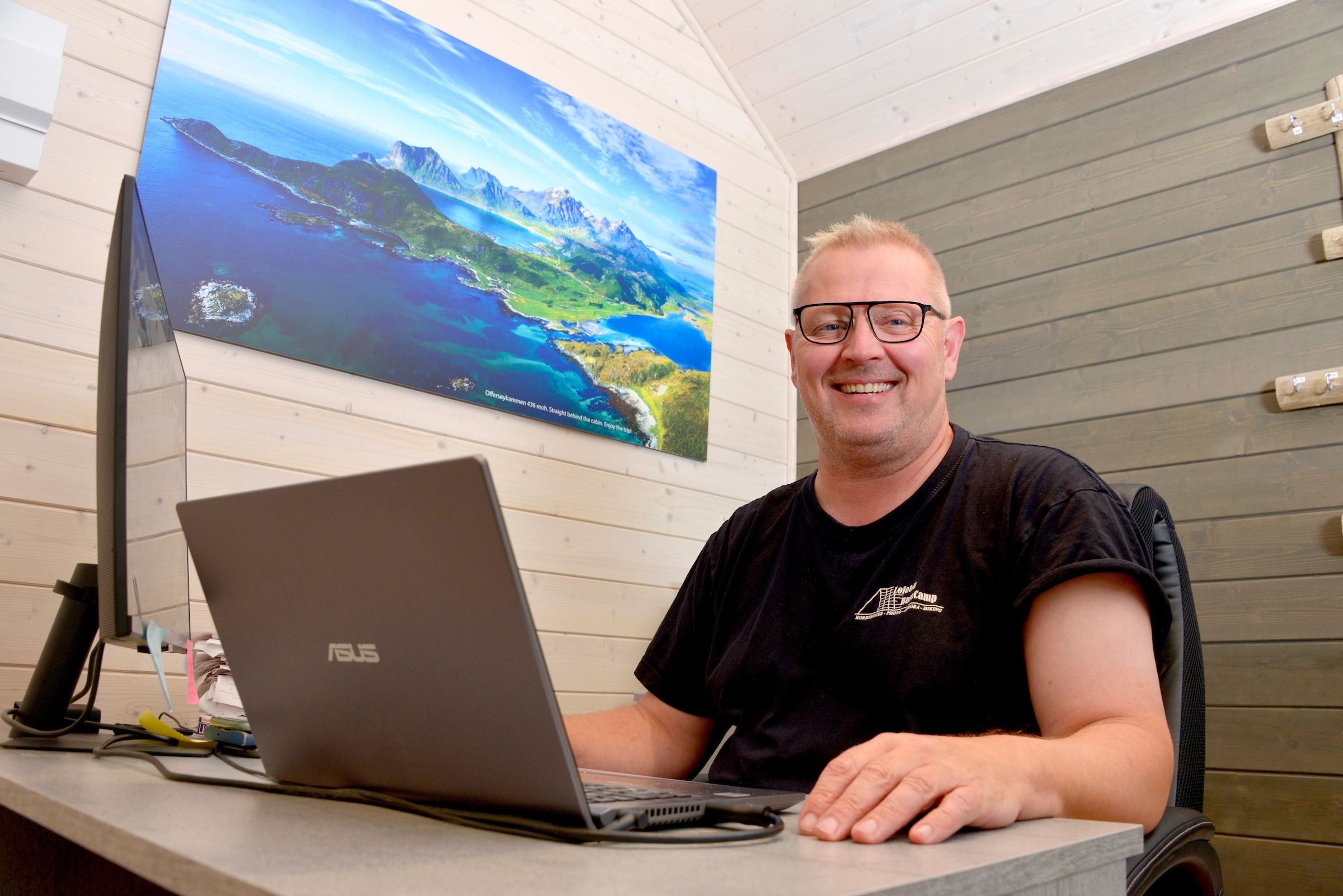 Rolf Sverre Høyen i Lofoten Basecamp er fornøyde med at Lofotkraft Bredbånd fant en god løsning som sikret nettet.  Foto: Tore Berntsen, Visualdays