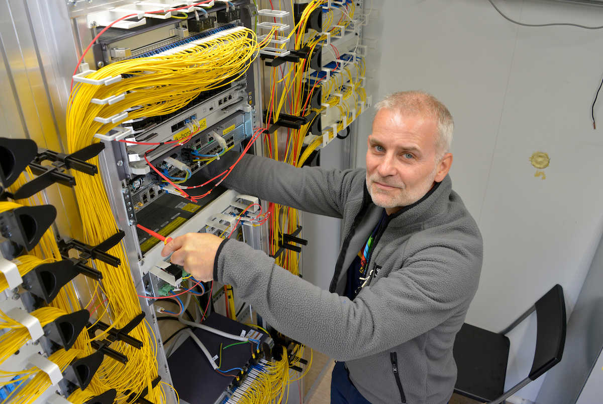 Fredrik Horn, nettverkskonsulent, Lofotkraft Bredbånd, bytter utstyr, ruter i en node.. Foto: Tore Berntsen, Visualdays