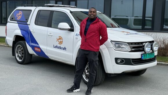 John Carlos Rølvåg står ved Lofotkraft Bil