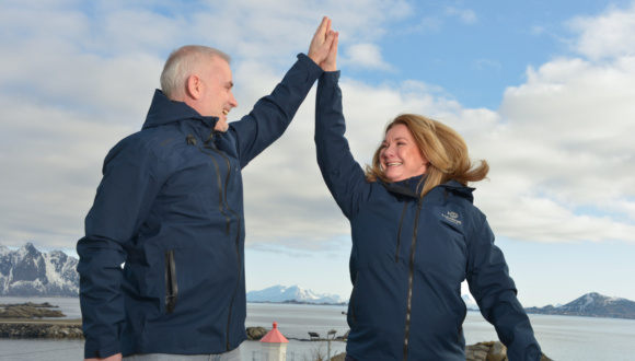 Trine Husjord og Fredrik Horn i Lofotkraft Bredbånd feirer Kundestyrt forbedring