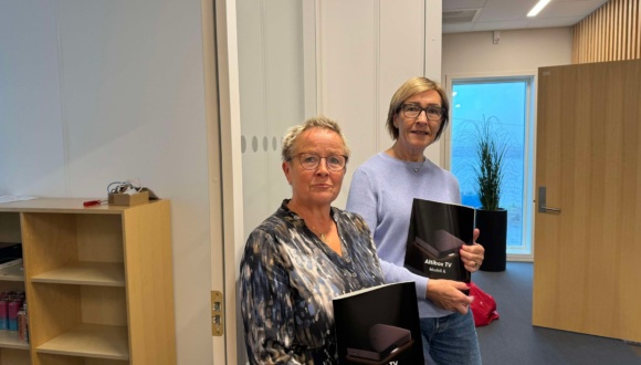 Eva Eriksen (venstre) og Harriet Schultz (høyre) klar til tv-skole