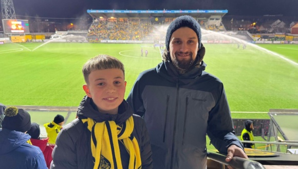 Sebastian Larsen (11 år) til venstre og storebror Robert Larsen (26 år) til høyre på Aspmyra Stadion.