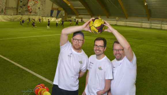 Fremover i lag: Stian Meland og Frank Vegar Esperød fra FK Lofoten og Edvard Aasjord Møkleby (midten) fra Lofotkraft Bredbånd.