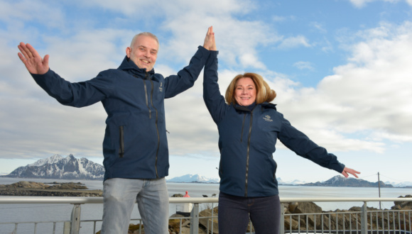 Trine Husjord og Fredrik Horn gir high five til Fiberfondet