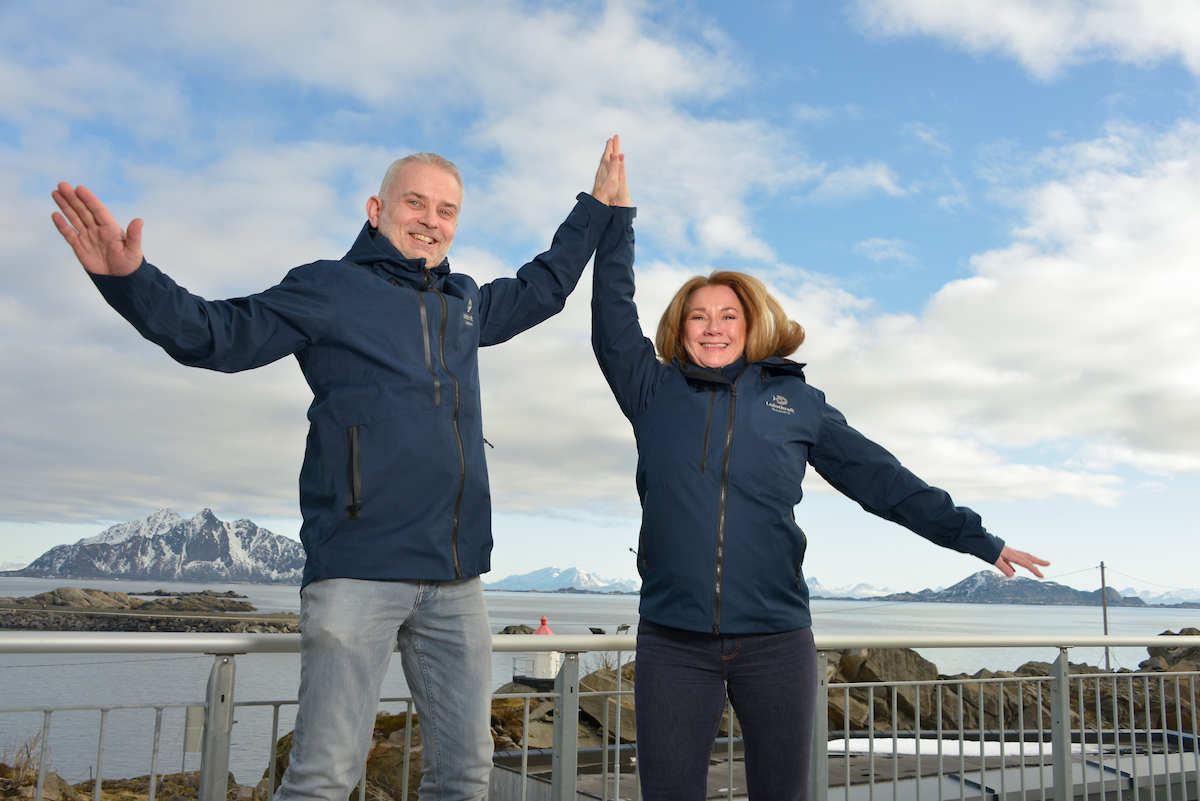 Trine Husjord og Fredrik Horn gir high five til Fiberfondet