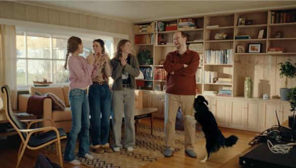 Familie som klapper.