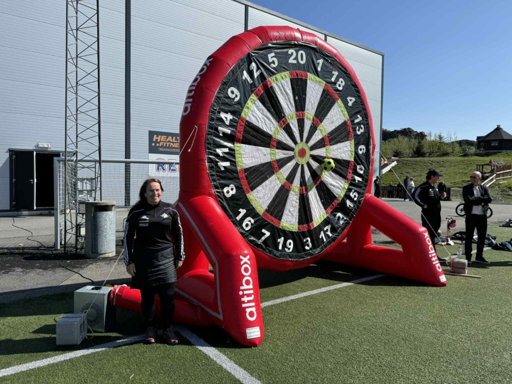 Gry Helmersen Lind står ved siden av Altibox fotballdart