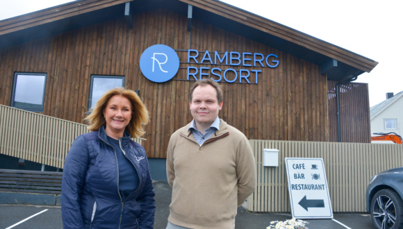 Trine Husjord, salg- og kundekonsulent i Lofotkraft Bredbånd og Ingar Halland, daglig leder i Ramberg Resort