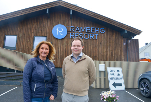 Trine Husjord, salg- og kundekonsulent i Lofotkraft Bredbånd og Ingar Halland, daglig leder i Ramberg Resort