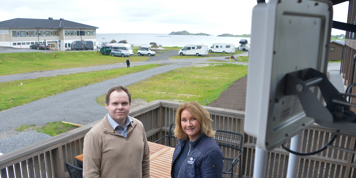 Trine Husjord, salg- og kundekonsulent i Lofotkraft Bredbånd og Ingar Halland, daglig leder i Ramberg Resort.