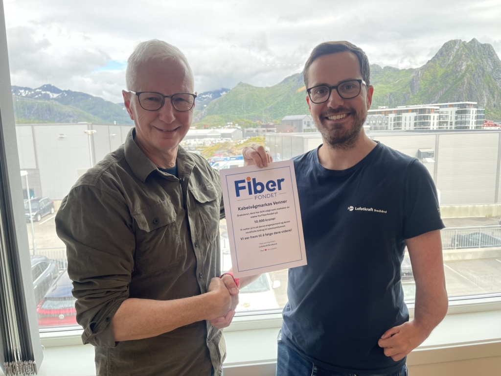 Trond Seloter mottar på vegne av Kabelvågmarkas venner kroner 10.000 kroner i støtte fra Fiberfondet