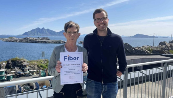 Edith Eliassen i Lofoten Seniordans og Edvard Aasjord Møkleby i Lofotkraft Bredbånd