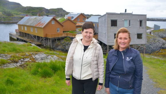 Ingunn Rasmussen, eier og driver av Holmen Lofoten og Trine Husjord, salgs- og kundekonsulent i Lofotkraft Bredbånd.