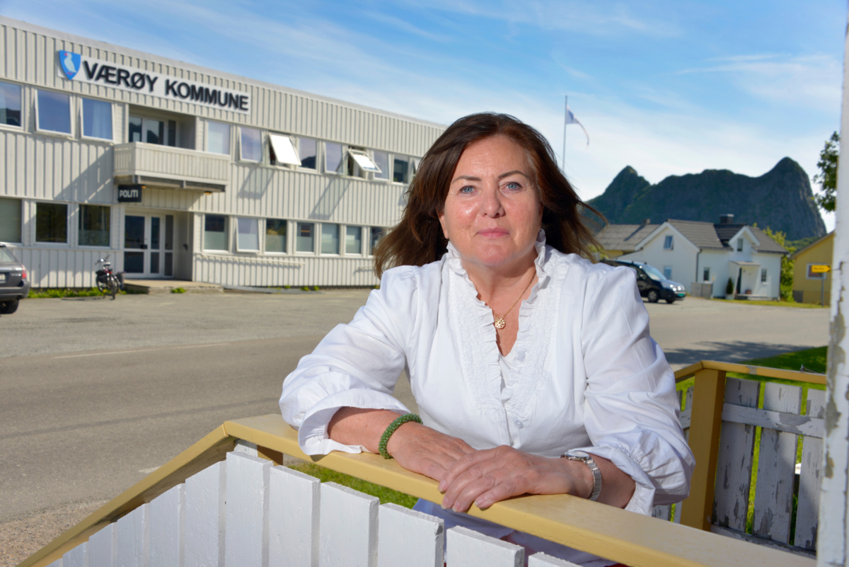 LETTERE MED NETT –Digital teknologi og infrastrukturen fra Lofotkraft gjør det lettere å bo, arbeide og drifte en kommune på en øya i havet i Lofoten, sier Værøy-ordfører Susan Berg Kristiansen.