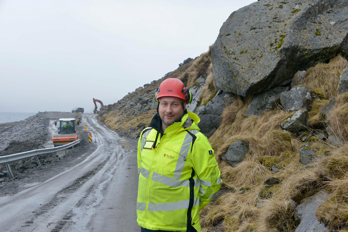 – Dette er et viktig arbeid for å sikre både vei, strøm og fiber, sier Kenneth Pedersen, byggeleder i Nordland fylkeskommune.