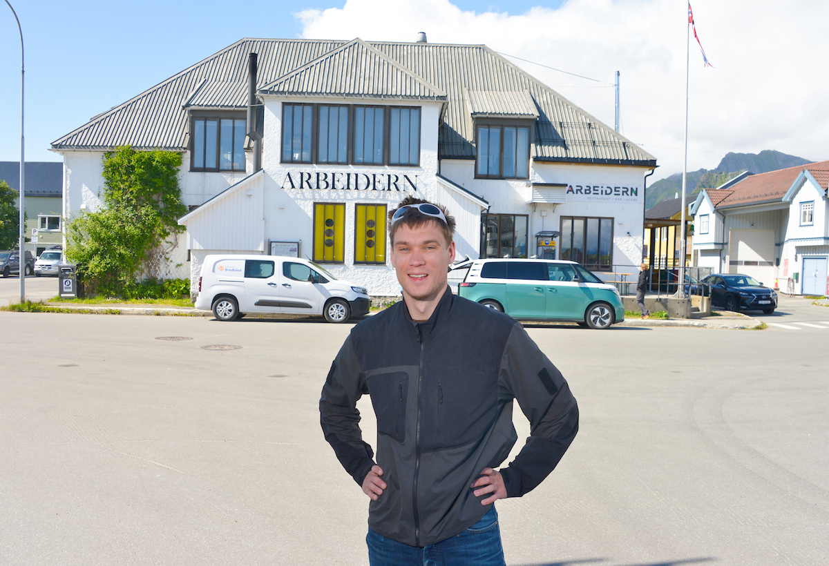 Arbeidern Kabelvåg Martin Hjelle. Trine Husjord fra Lofotkraft Bredbånd. Foto: Tore Berntsen, Visualdays