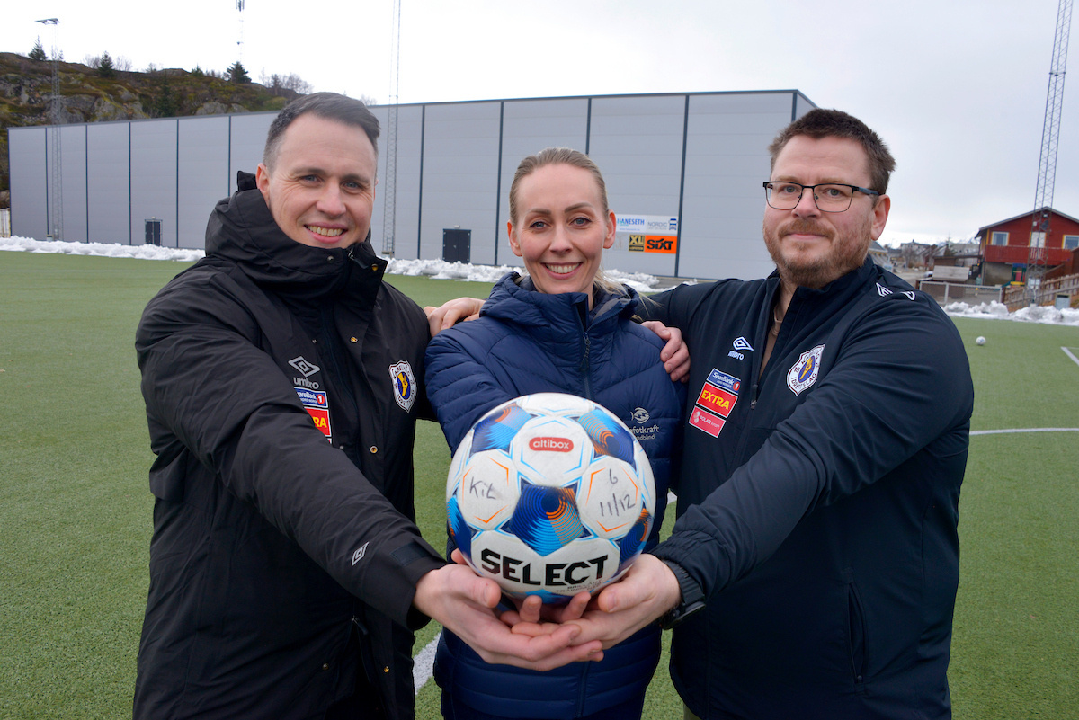 –Lofotkraft Bredbånd støtter Fremover i lag fordi vi ønsker å gi tilbake til lokalsamfunnet, sier Malnes, her sammen med Trygve Eriksen, KIL og Bjørn Eltoft, KIL.  Foto: Tore Berntsen, Visualdays.no